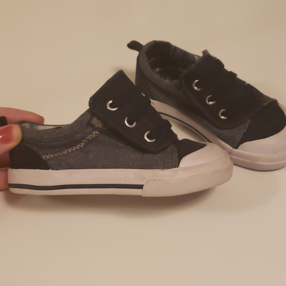 Boys size 6 canvas denim shoes velcro